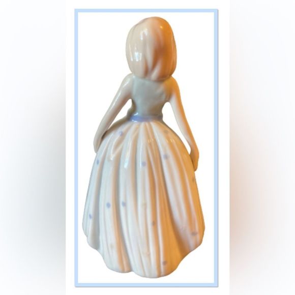 Fine Porcelain Lady in A White Dress - Picture 3 of 5